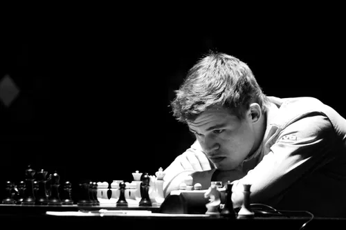 MŚ - Carlsen wygrywa po swojej podstawce!