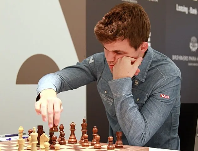 Carlsen znowu na szczycie
