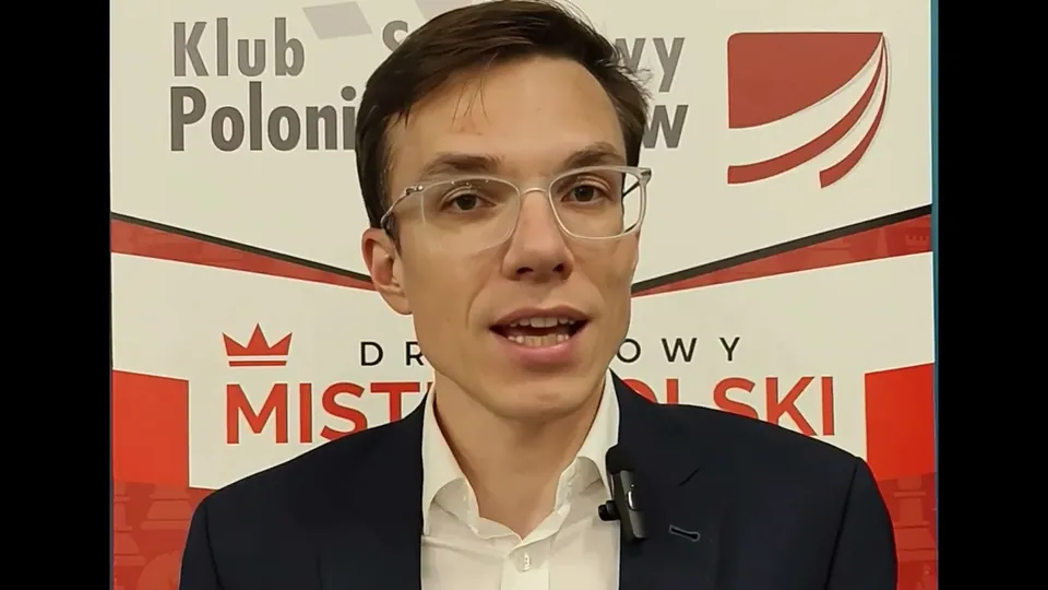 Mateusz Bartel zaprasza na zajęcia szachowe w Polonii Wrocław (kadr z filmu)